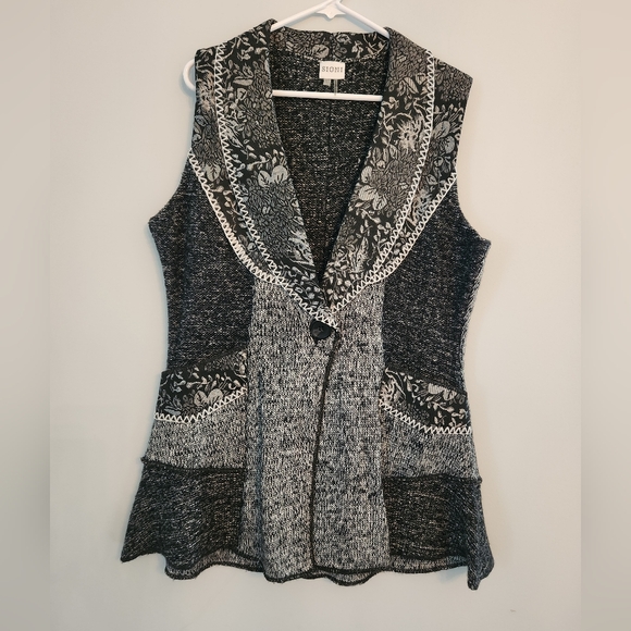 Sioni Jackets & Blazers - EUC SIONI Studio Black and Grey Printed Vest.  Paisley Printed Sweater.  Size L